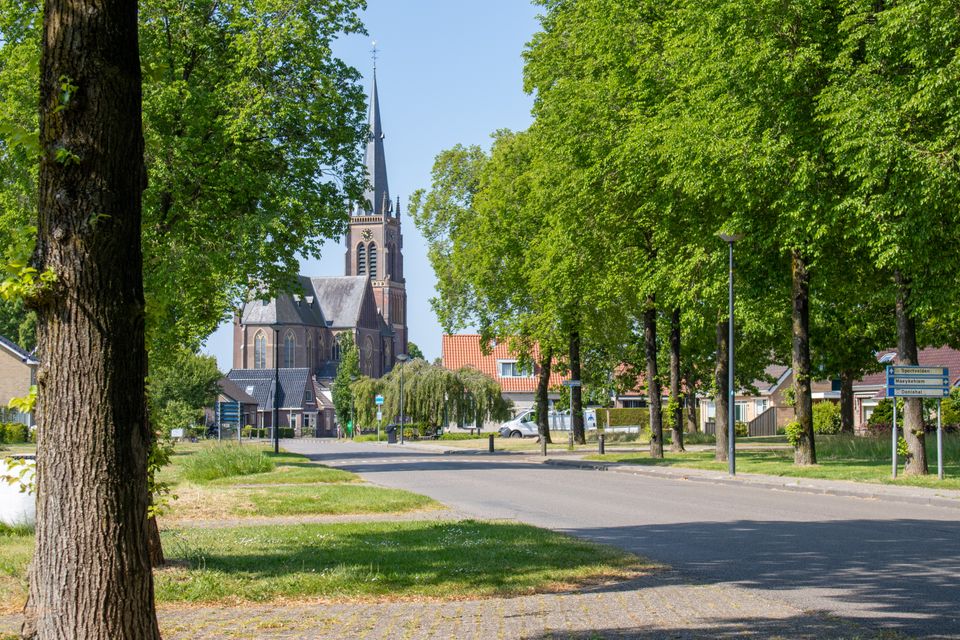 Een foto van de kerk in st. nic met bloemetjes en groen
