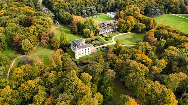 Huis Doorn en het landgoed nemen langzaam de herfstkleuren aan, wat heel mooi zichtbaar wordt in deze dronefoto