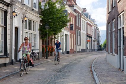 Fietsroutes in Brabant, Geertruidenberg, met het Zuiderwaterlinie Fietsboekje