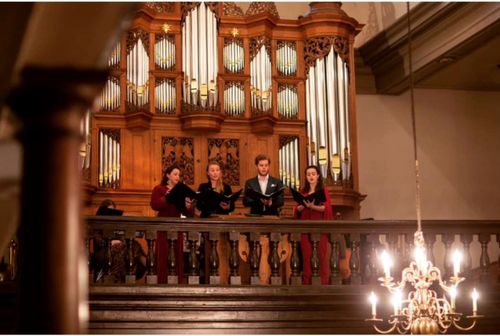 Solisten Marina Cabau (sopraan), David van Laar (altus), Olivier Kemler (tenor) en Jaap de Wilde (bas).
