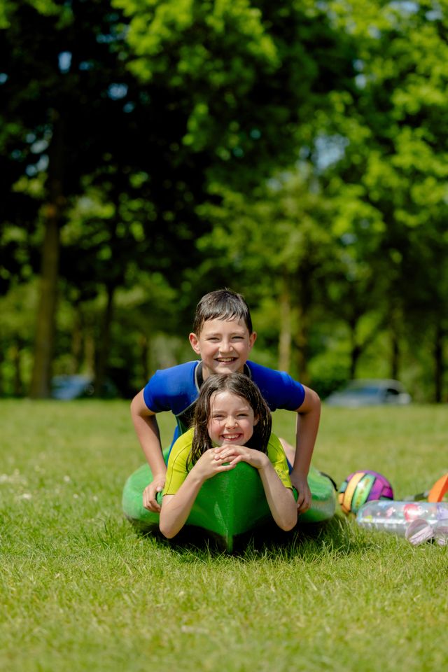 Jongen en meisje op een kano.