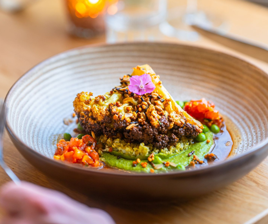 Heerlijk gerecht op tafel bij restaurant Flow in Delft