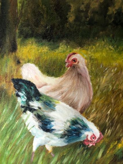 twee geschilderde kippen in het grass