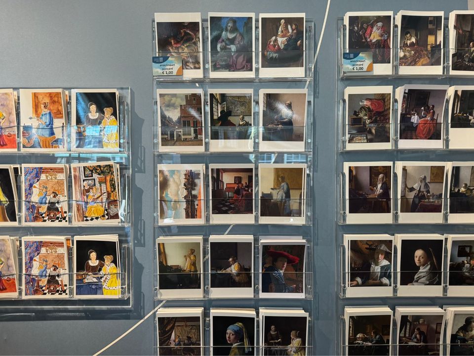 Kaartenrek met Vermeer kaarten in het vermeer centrum delft