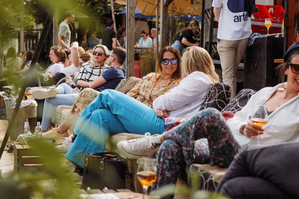 BAAI Breda vrouwen op het terras