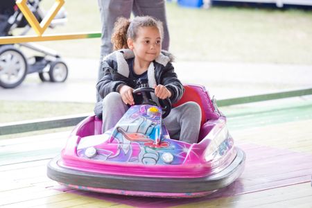 jong meisje in botsauto in de kermis Almere