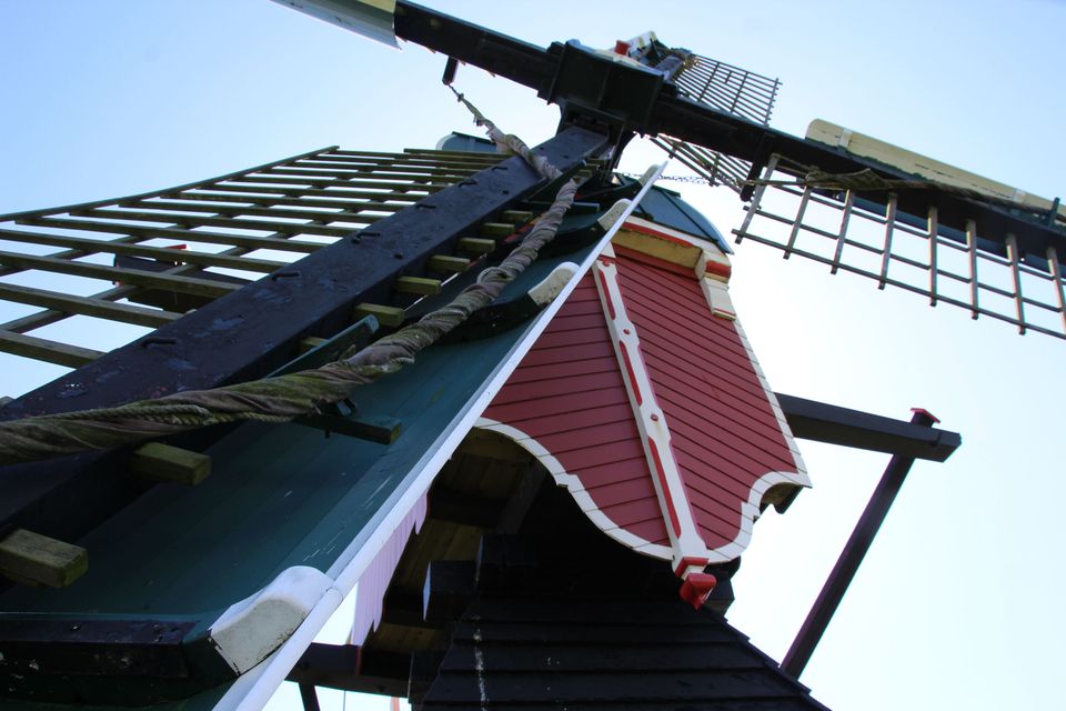 De wieken van de Kagermolen van dichtbij in de Kaag