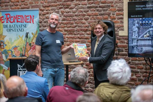 Uitgever Marc de Lobie en wethouder Tobias van Elfferen met het nieuwe stripboek