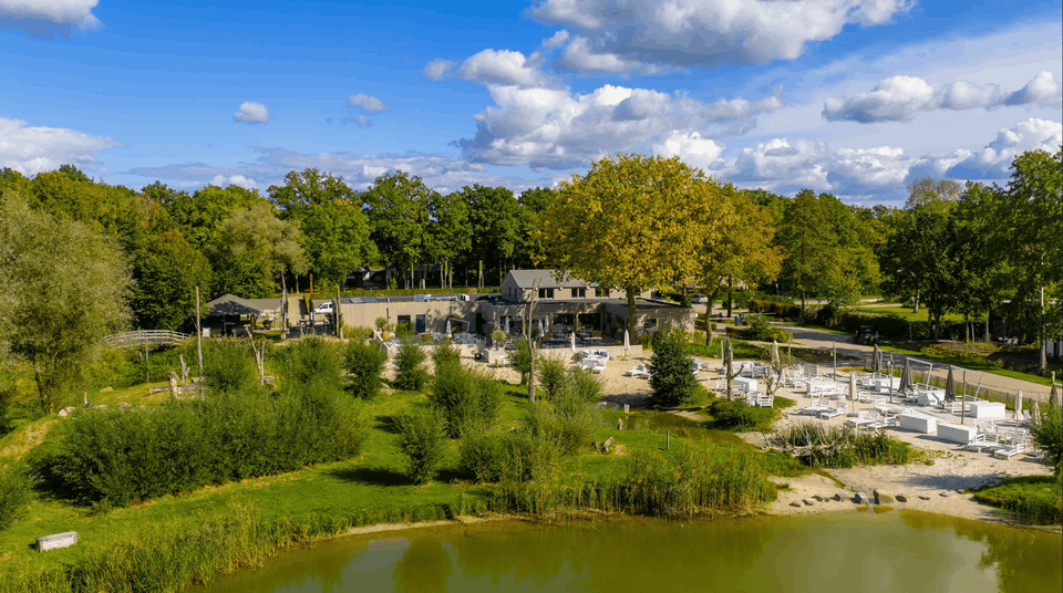 Bovenaanzicht van restaurant Lago en The Beach op Landal Klein Oisterwijk