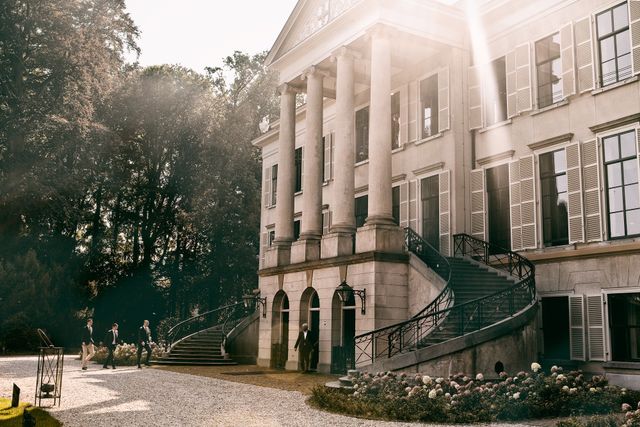 De entree van Parc Broekhuizen met haar imposante trappen en pilaren