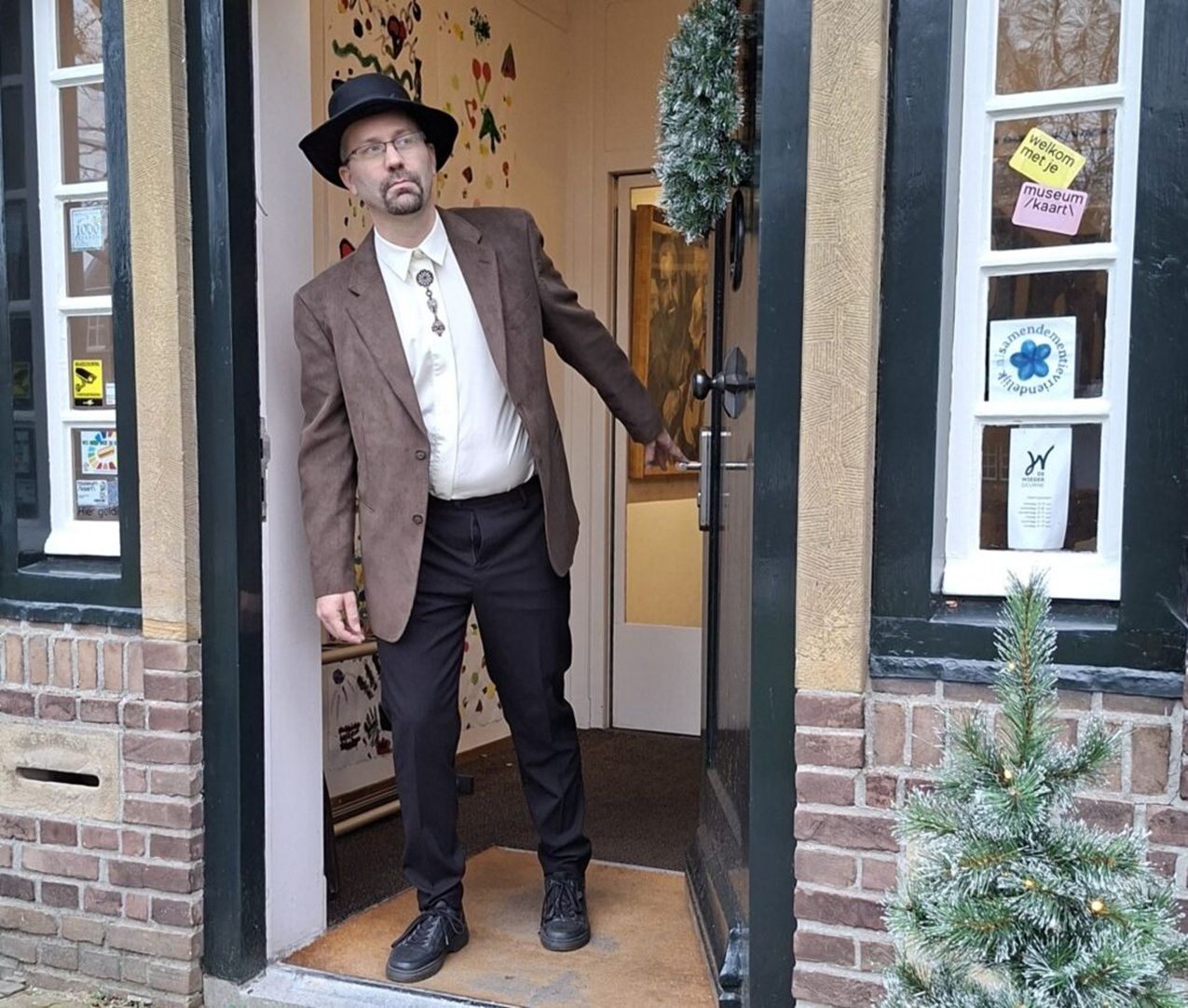 Toneel De Judaskus - Hendrik Wiegersma bij voordeur - Acteur Marcel Strijbosch