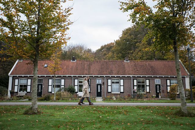 Man en vrouw lopen door Veenhuizen.