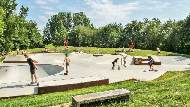 Kinderen op skeelers en skateboards