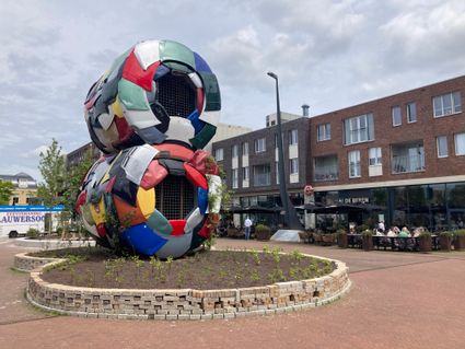 Dada-monument op het Raadhuisplein in Drachten