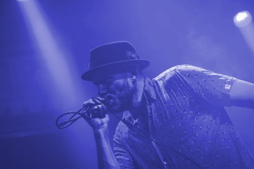 Man met een microfoon