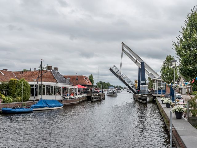 Brug die open staat van Echternerbrug naar Delfstrahuizen
