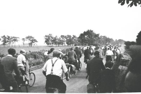 op de foto staan fietsers die het TT-circuit fietsen