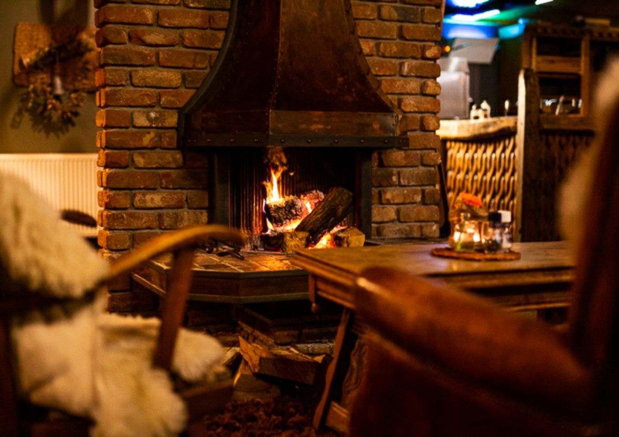 Binnen bij de open haard bij Natuurpoort De Peel in Deurne