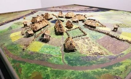 Model van een wierde in Museum Wierdenland