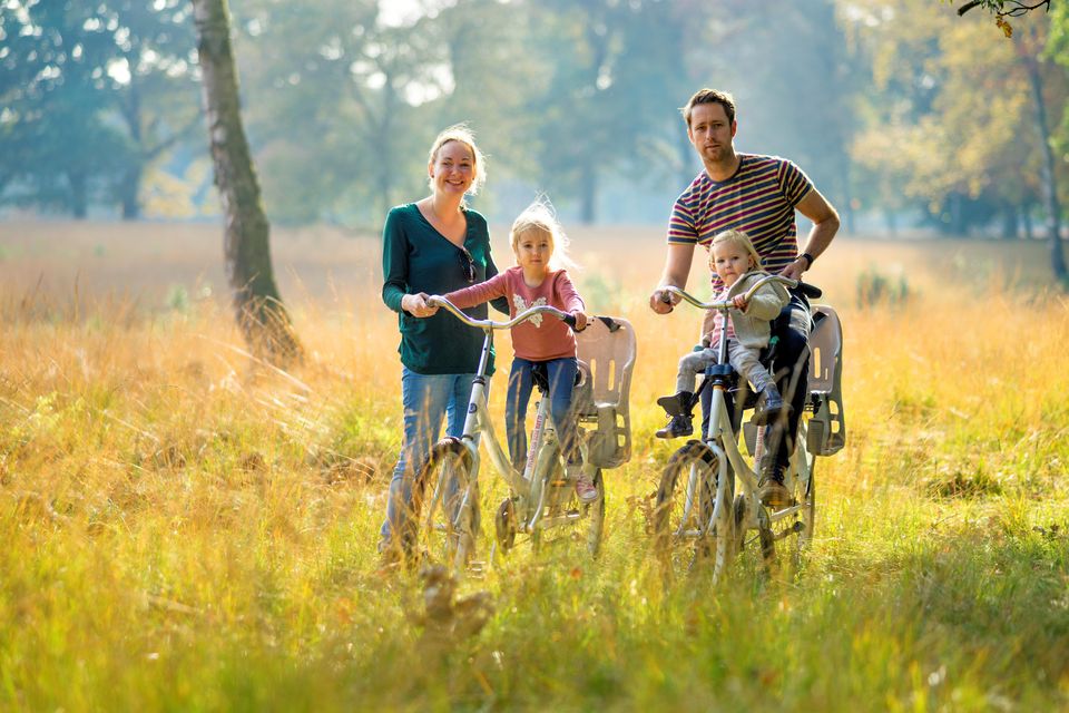 Ouders met jonge kinderen op de fiets