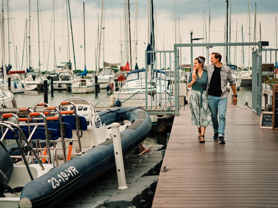 Man en vrouw, wandelen Bataviahaven.