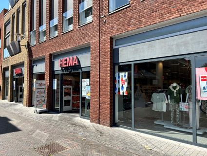 Binnenzijde van HEMA Woerden Centrum met diverse woonartikelen, kleding en versproducten.