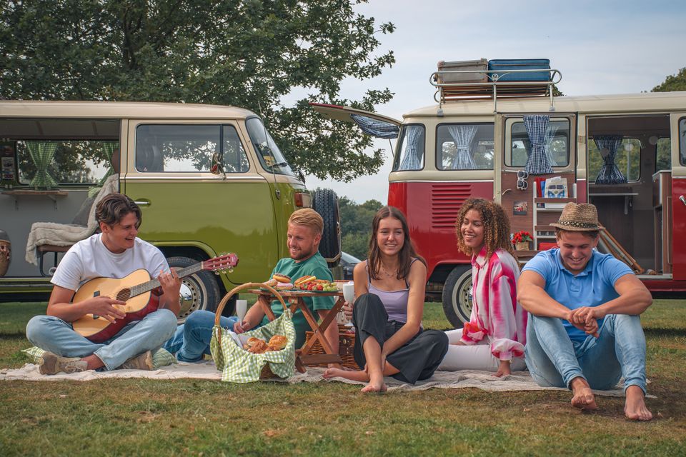 Picknick mit einer Gruppe von Freunden am Lido in Waalwijk - mit Volkswagen Wohnmobilen