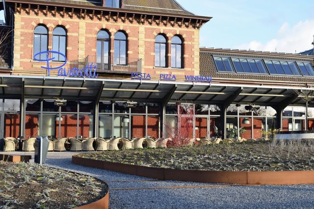 Het gebouw van Pavarotti naast het Station in Delft
