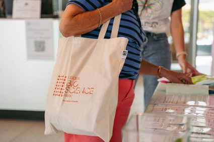 Een totebag met het logo van de Dutch Bio Science Week