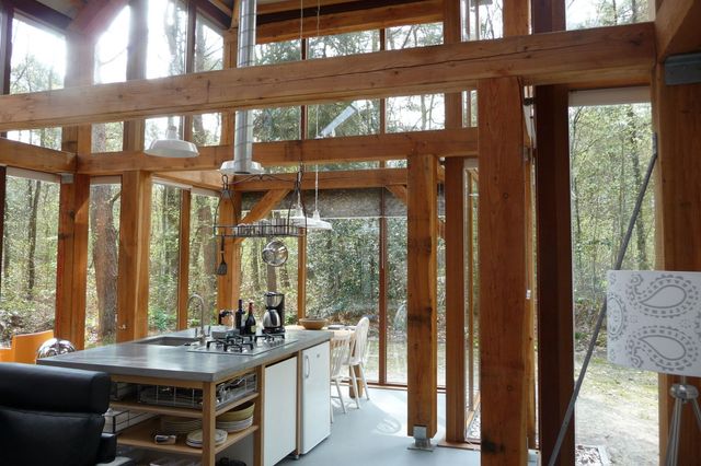 Küche in einem modernen Ferienhaus in Drenthe.