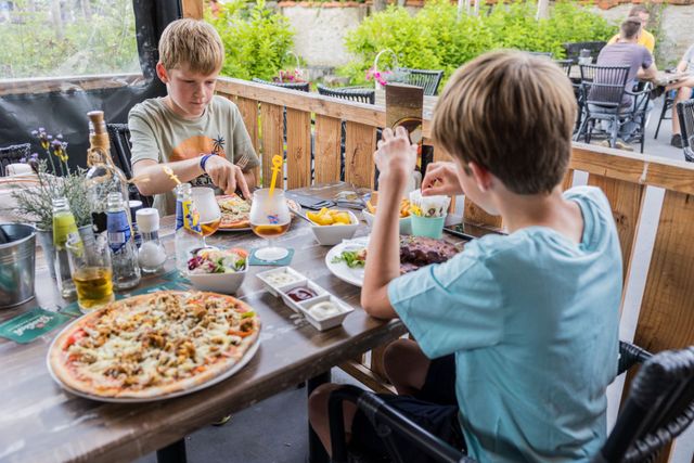 Pizza eten bij eetcafe de Boeier in Heeg