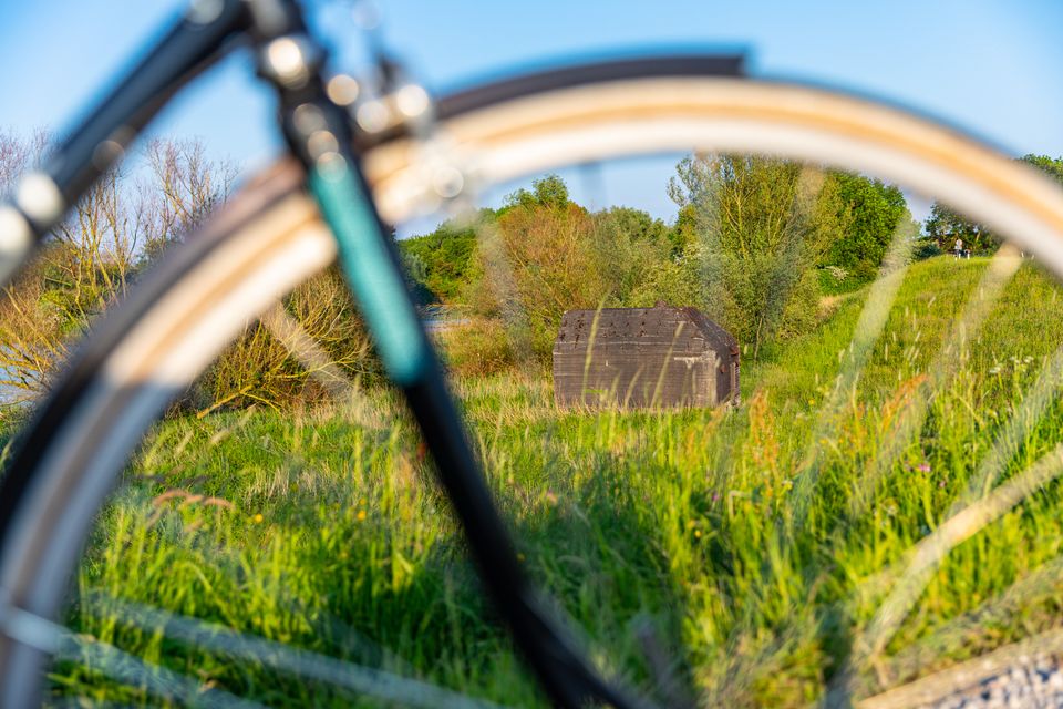 Foto van bunker zichtbaar door fietswiel