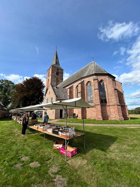 Jaarlijkse boekenmarkt bij de Jacobuskerk Rolde