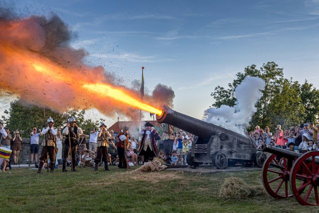 Kanongebulder in Sloten waarbij de stadsschutterij het kanon van Sloten afschiet op het molenerf van Korenmolen de Kaai.