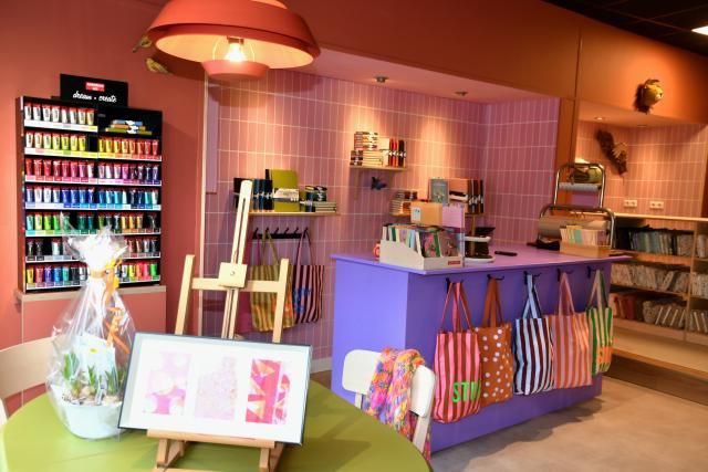 Vrije tijd winkel MAAK Woerden in Woerden, regio Groene Hart, winkelinterieur met verf, tekenmaterialen, kaarten, cadeaus en handwerkbenodigdheden voor creatieve workshops en DIY projecten.