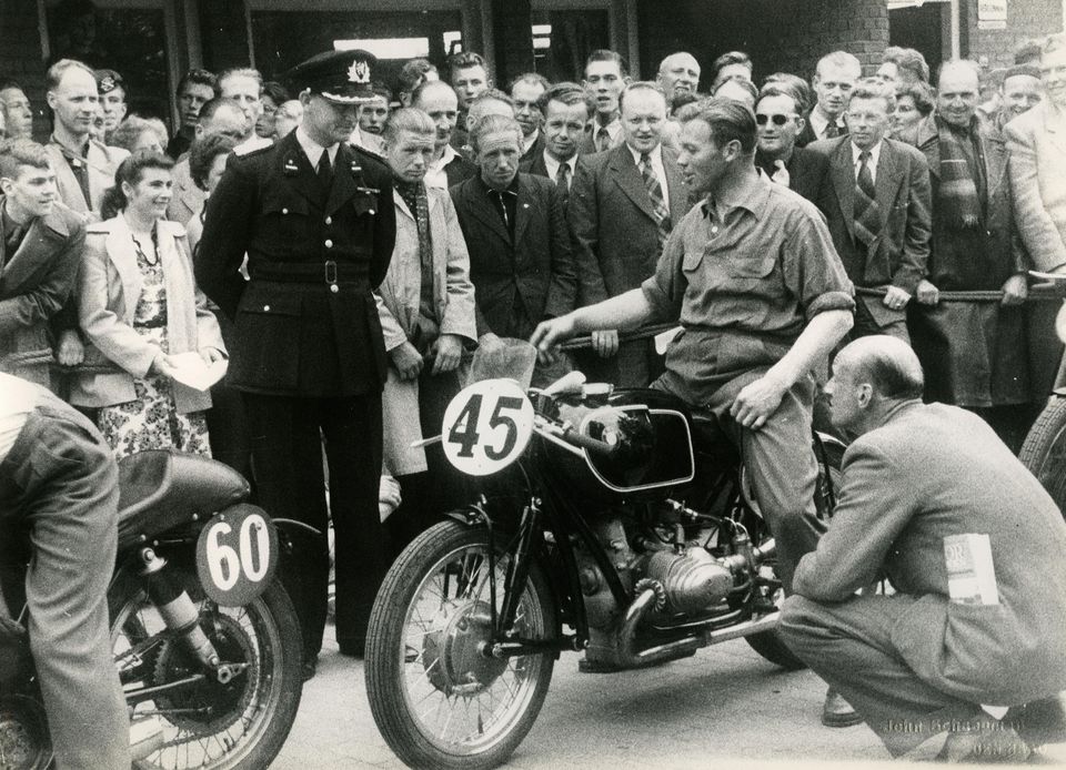 Op de foto wordt de motor van coureur 45 gekeurd op het Veemarktterrein in Assen