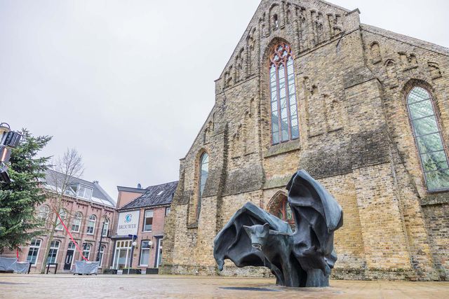 Een foto in de winter van de vleermuisfontein in Bolsward