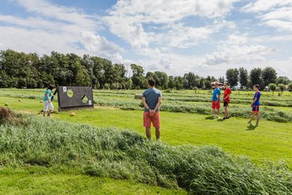 Groep speelt voetgolf op de 18-holes baan van Buitenplaats Kameryck in Kamerik, een actief en gezellig uitje in het Groene Hart