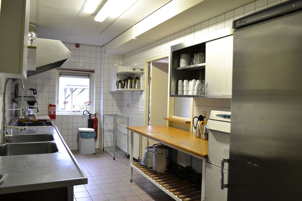 A fully equipped kitchen including catering dishwasher.