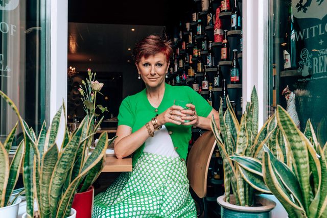 Chazia Mourali Witloof restaurant Maastricht in raam zitten