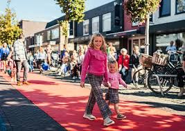 Meer dan 80 winkels in een winkelstraat veel gezellige horecagelegenheden, free wifi en gratis parkeren.  Elk half uur modeshow op de 250 meter lange catwalk.