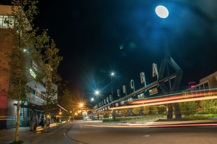 Busstation bij nacht
