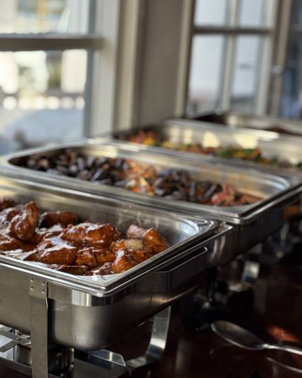 Laat je verwennen met een compleet kerstbuffet aan huis, inclusief servies en bezorging. Bestel vóór 17 december en maak van kerst een feest zonder gedoe!
