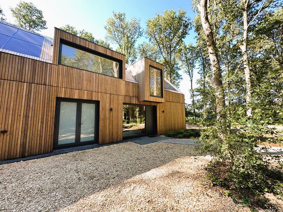 de houten villa ligt aan de rand van het Drents-Friese Wold