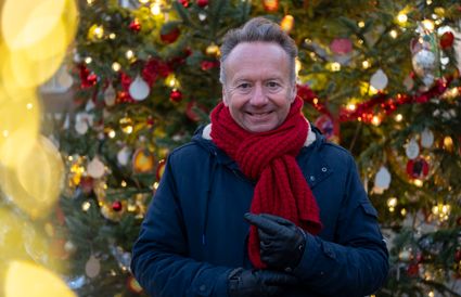 Joris Linssen voor een kerstboom
