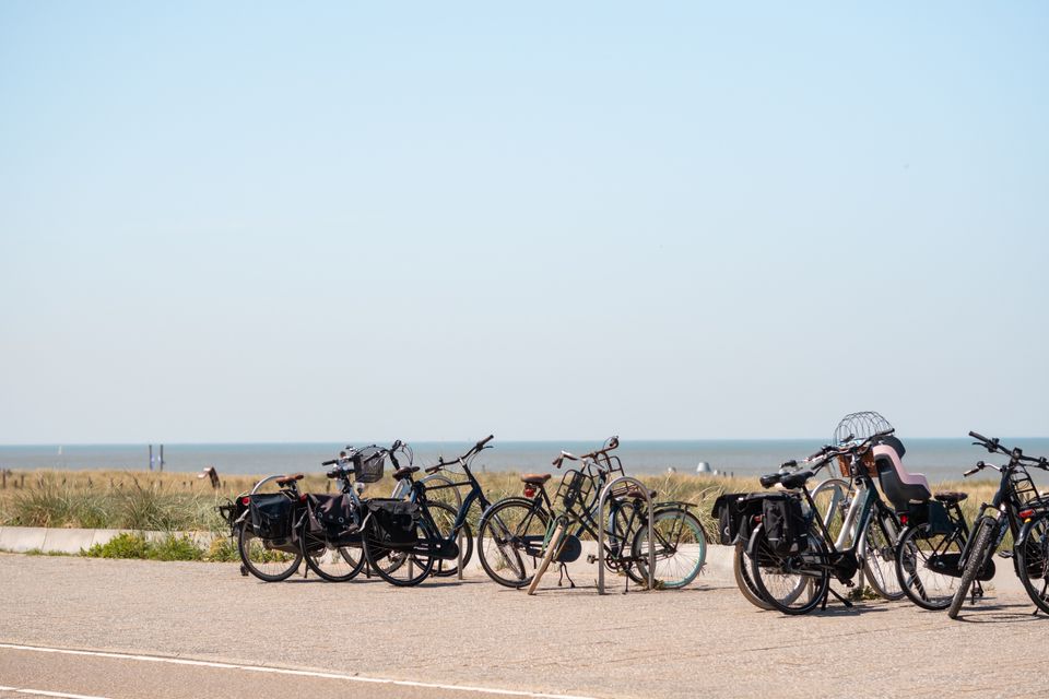 Geparkeerde fietsen op de Boulevard van Katwijk een Zee.