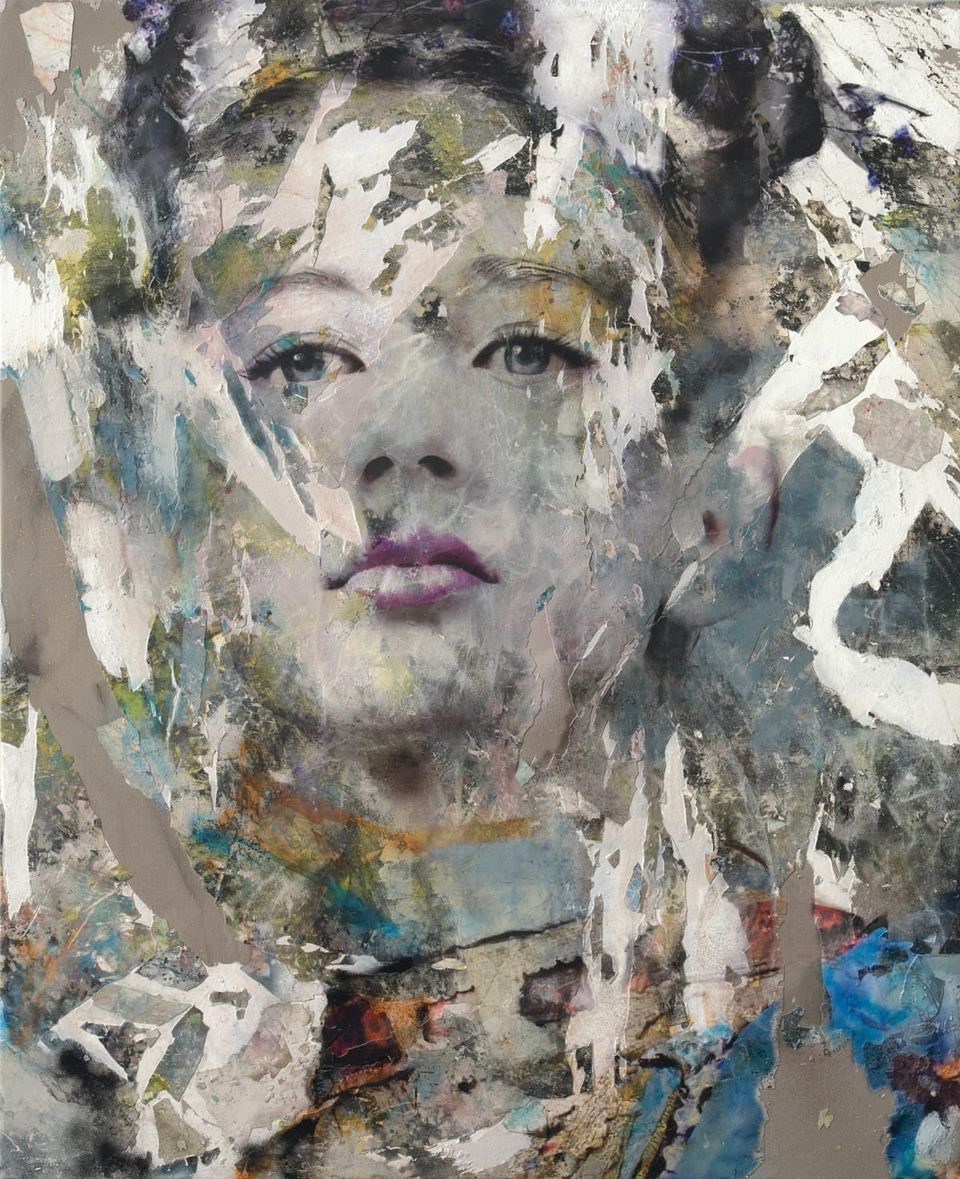 Kleurrijk schilderij met het portret van een vrouw