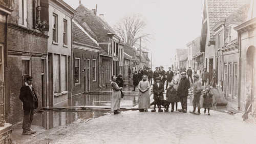 Zwart-wit foto van straat in Vianen tijdens de crisisjaren