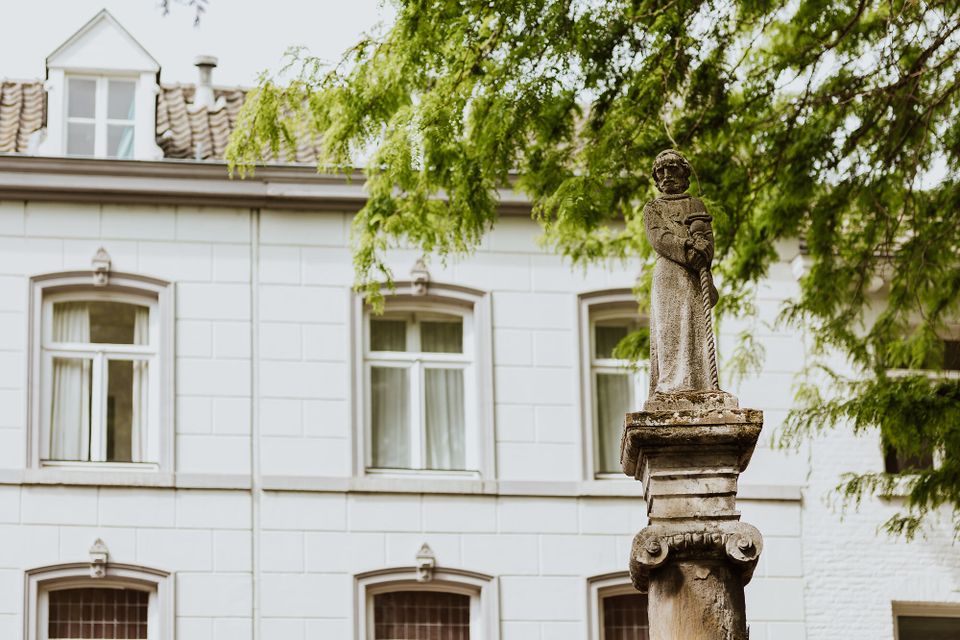 Sint Amorsplein Maastricht beeld van Sint Amor op zuil