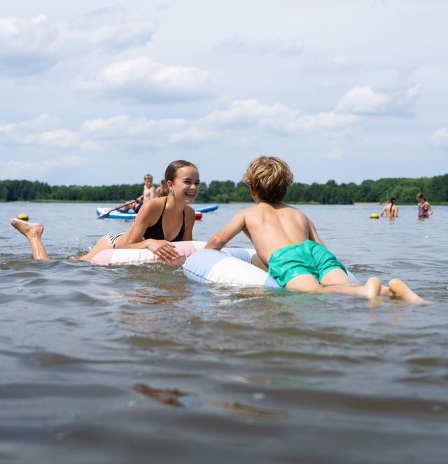 Kinderen spelen in het water.
